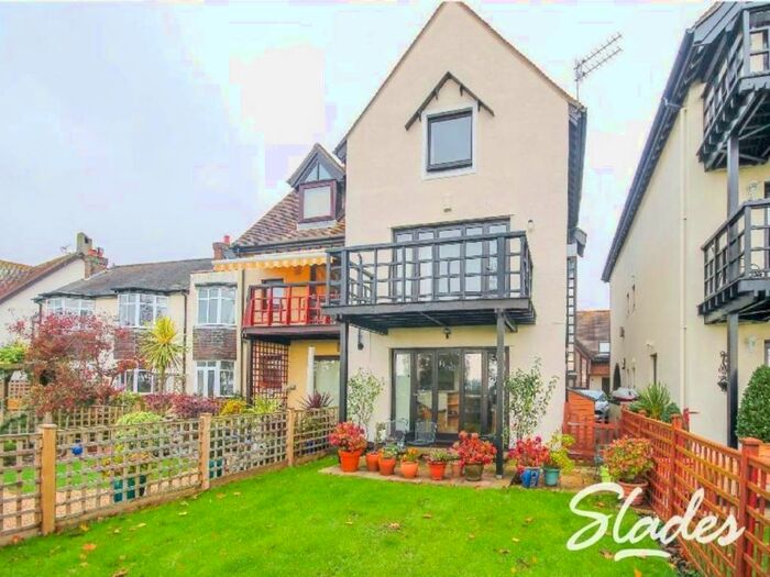 4 Bedroom Town House To Rent In Quayside, Queens Avenue, Christchurch, BH23