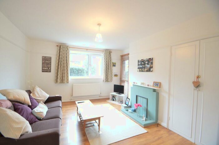 1 Bedroom Flat To Rent In Summers Close, Weybridge, KT13