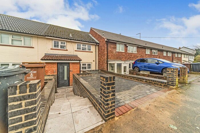4 Bedroom Terraced House For Sale In Chertsey Rise, Stevenage, SG2