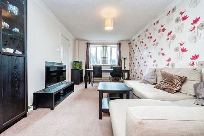 3 Bedroom Detached House For Sale In Dulverton Drive, Furzton, Milton Keynes, MK4