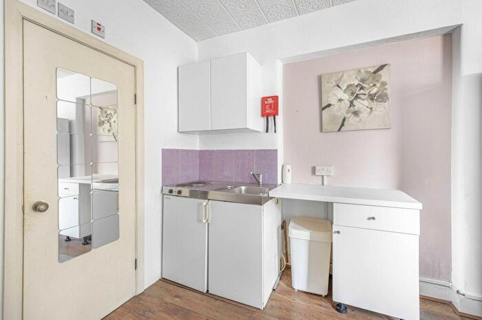 Flat To Rent In Springwell Avenue, London, NW10