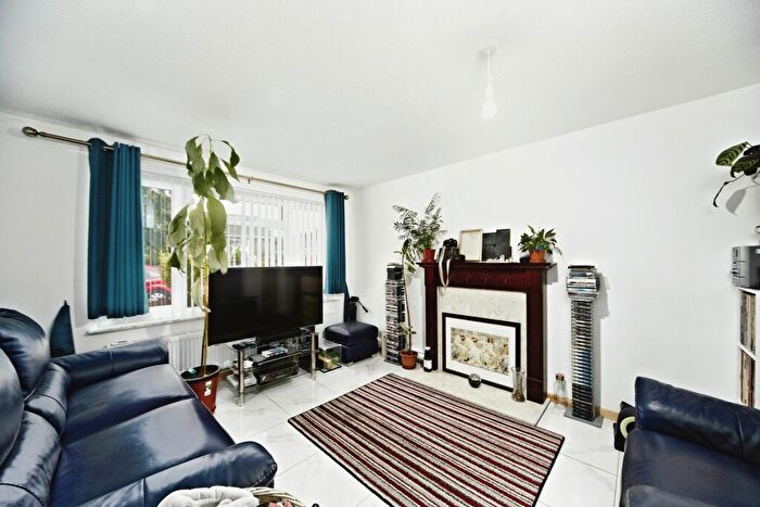 3 Bedroom Semi-Detached House For Sale In Willoughby Avenue, Croydon, CR0