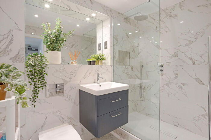 2 Bedroom Flat To Rent In Basevi Way, London, SE8