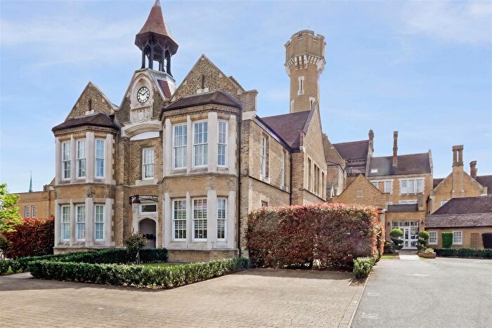 3 Bedroom Flat For Sale In Chapel Drive, Dartford, DA2