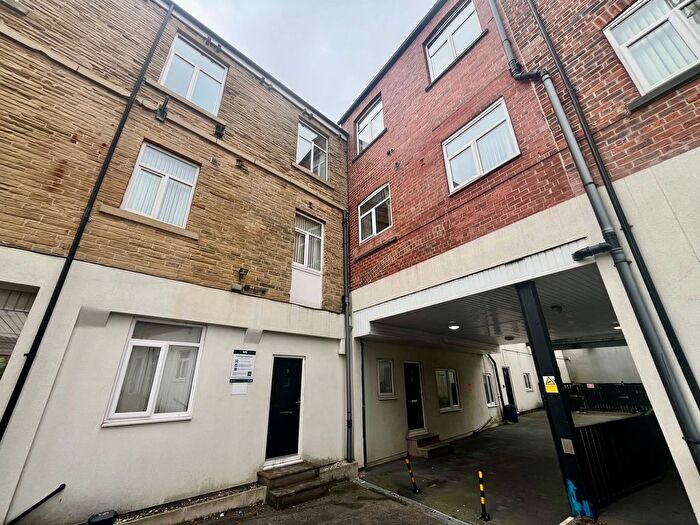2 Bedroom Flat To Rent In Whingate, Leeds, LS12