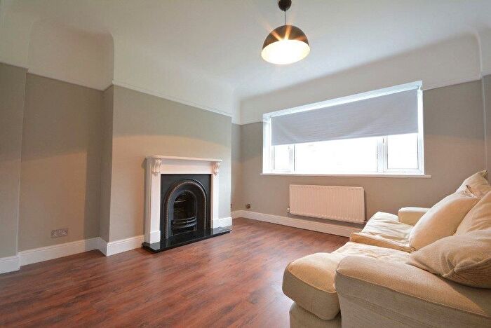 2 Bedroom Flat To Rent In New Park Road, London, SW2