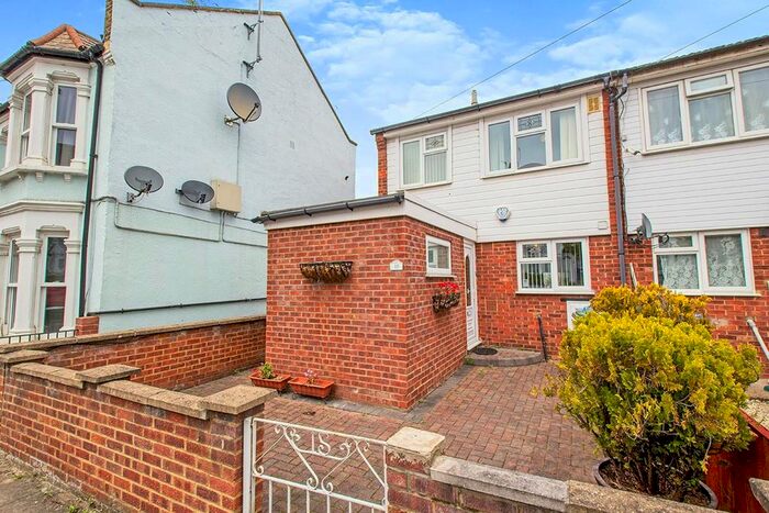 2 Bedroom Detached House To Rent In Alliance Road, London, SE18