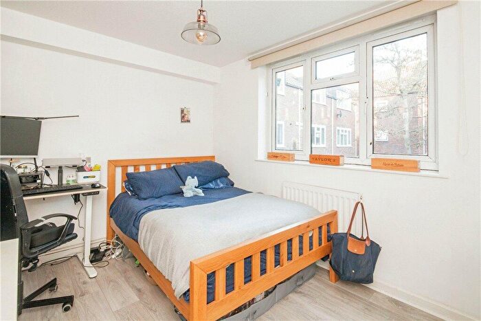 2 Bedroom Flat For Sale In Fawcett Close, London, SW11