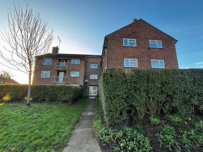2 Bedroom Flat For Sale In Longmead, Hatfield, AL10