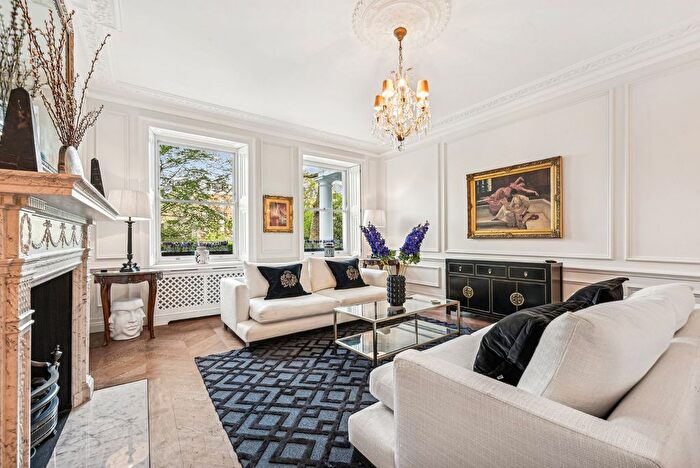 3 Bedroom Flat To Rent In Cadogan Place, London, SW1X