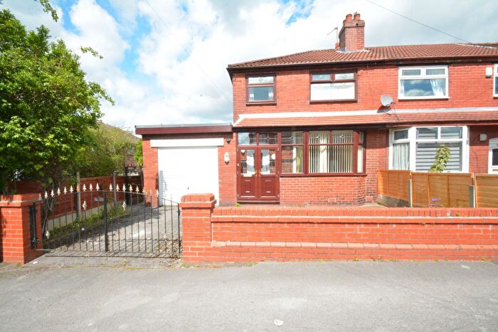 3 Bedroom Flat For Sale In Kelsall Drive, Droylsden, M43