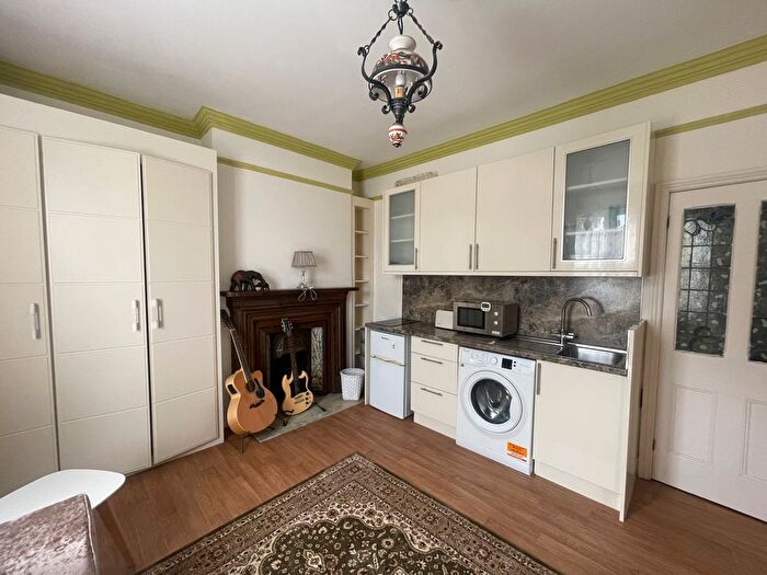 1 Bedroom Flat To Rent In Twyford Avenue, Acton, London, W3