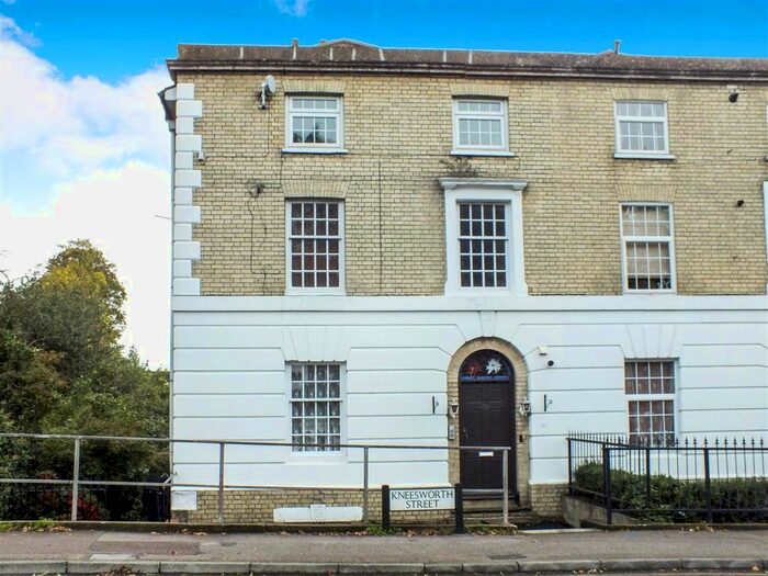 2 Bedroom Flat To Rent In Kneesworth Street, Royston, Herts, SG8