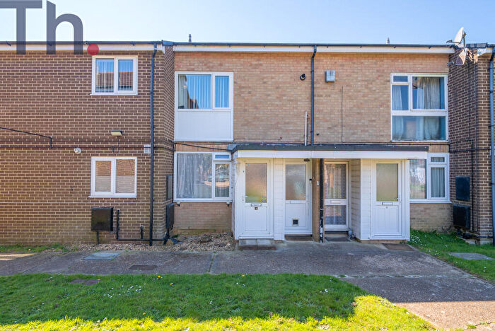 2 Bedroom Flat For Sale In Apse Heath, Isle Of Wight, PO36