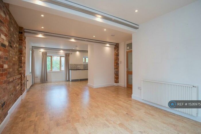 2 Bedroom Flat To Rent In Smithbrook Kilns, Cranleigh, GU6