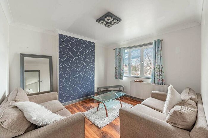 3 Bedroom Flat To Rent In Flat, Harrow View, Harrow, HA1