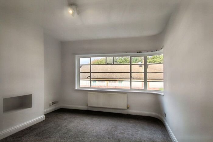 3 Bedroom Flat To Rent In Glenhill Close (), Finchley `, N3