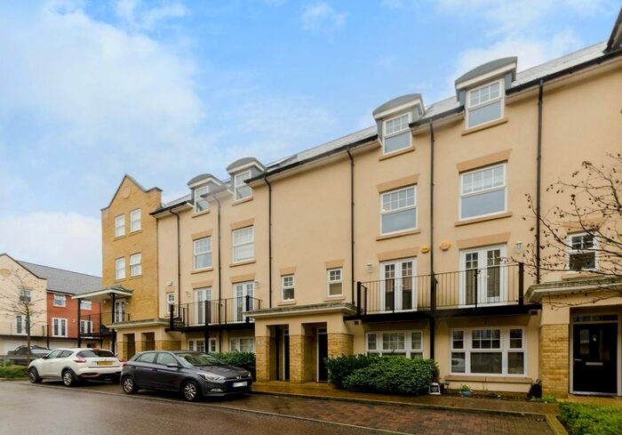 4 Bedroom Property To Rent In Renwick Drive, Bromley, BR2