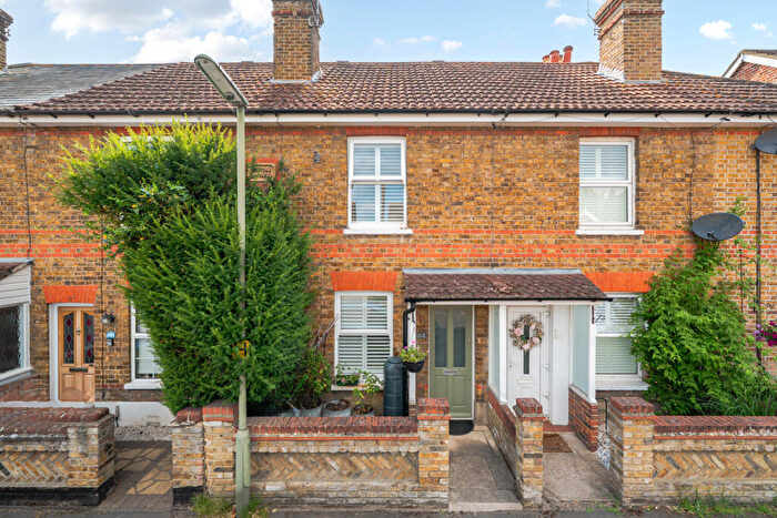 2 Bedroom House For Sale In Sanway Close, Byfleet, KT14