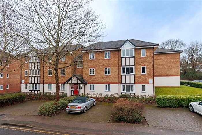 2 Bedroom Flat For Sale In Woodland Grove, Epping, CM16