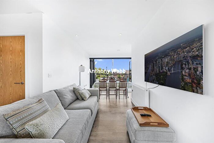 2 Bedroom Flat For Sale In Belgrave Close, Oakwood, N14