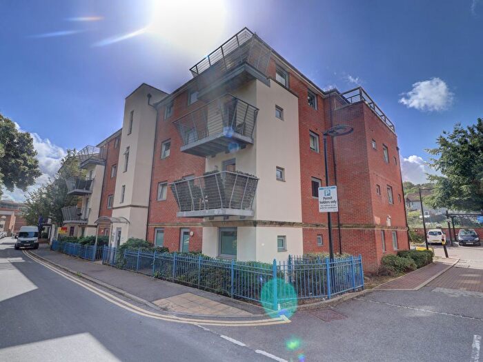 2 Bedroom Flat To Rent In West End Road, High Wycombe, Buckinghamshire, HP11