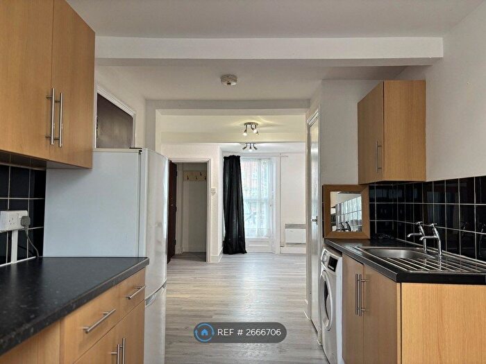 2 Bedroom Flat To Rent In Redecorated Ground And Lower Ground, Reading, RG1