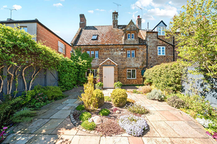 4 Bedroom Semi-Detached House For Sale In High Street, Eydon, NN11