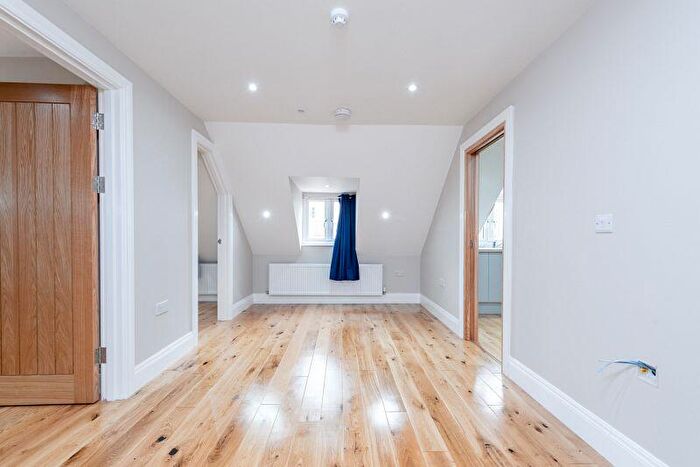 2 Bedroom Flat To Rent In High Street, Leatherhead, KT22