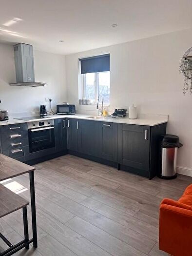 3 Bedroom Flat To Rent In Woodside Park Road, London, N12