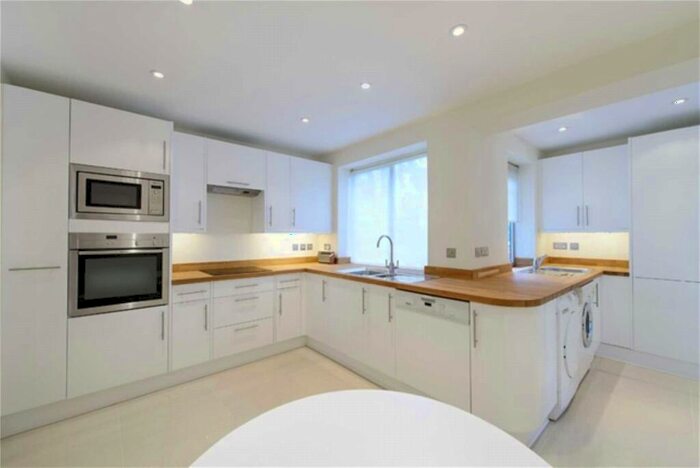 3 Bedroom Apartment To Rent In Avenue Road, St Johns Wood, London, NW8