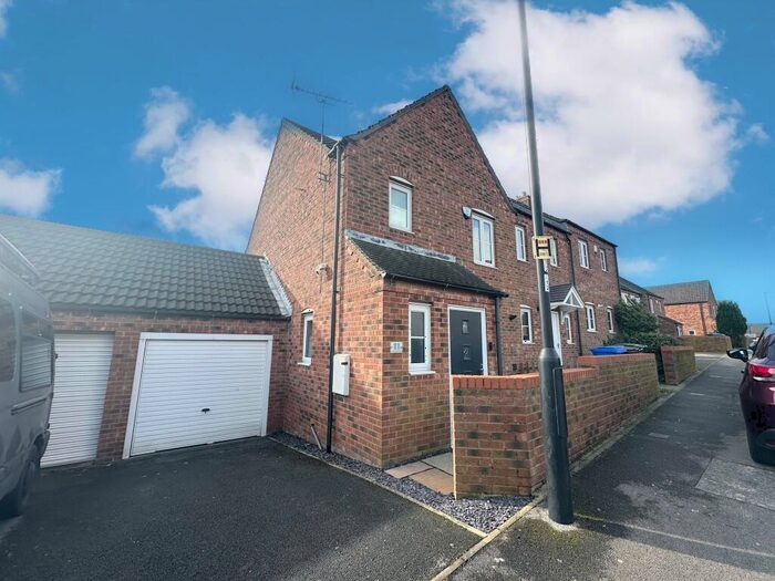 3 Bedroom Town House To Rent In Waltheof Road, Manor, Sheffield, S2