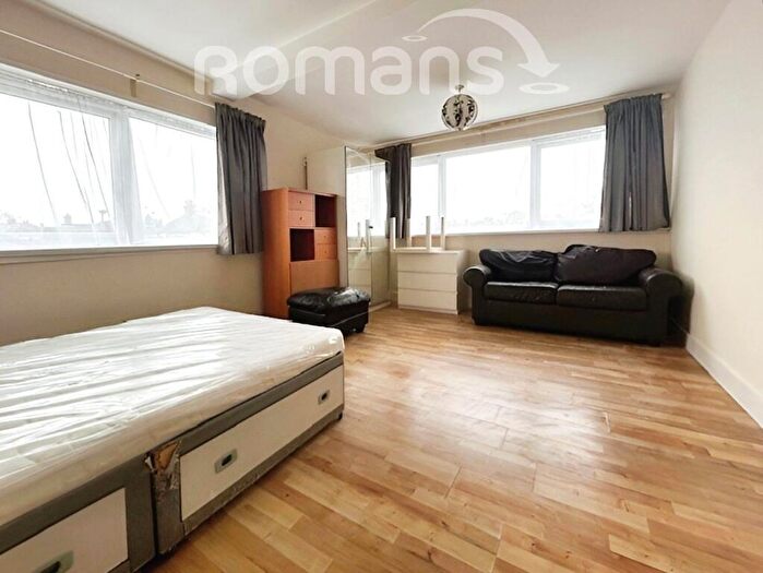 Flat To Rent In Station Parade, Station Hill, Cookham, SL6