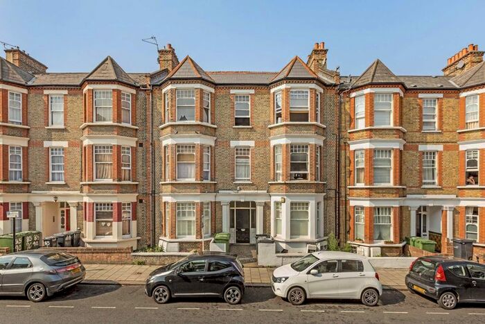 3 Bedroom Flat To Rent In Edgeley Road, London, SW4