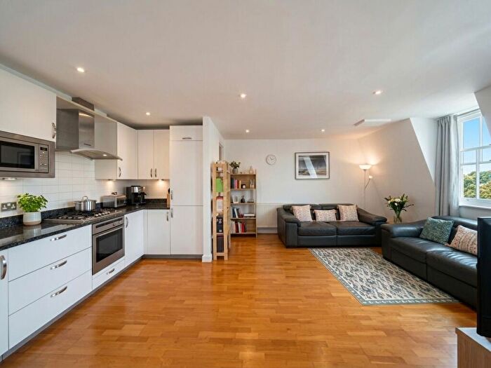 2 Bedroom Apartment For Sale In Calvert Drive, Dartford, DA2