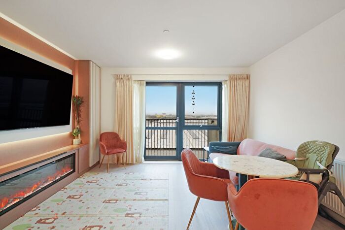 2 Bedroom Flat To Rent In Farine Avenue, Hayes, UB3