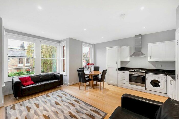 2 Bedroom Flat To Rent In Hambalt Road, Abbeville Village, London, SW4