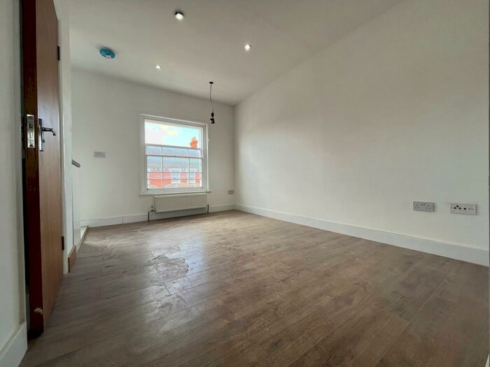 Flat To Rent In High Street North, Dunstable, LU6