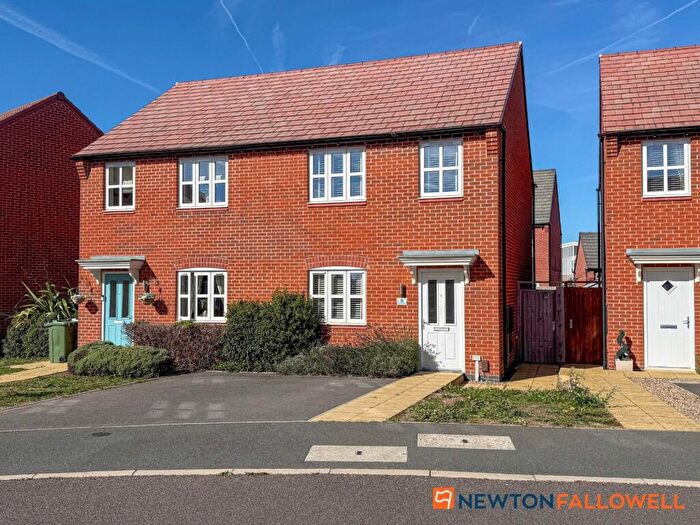 3 Bedroom Semi-Detached House For Sale In Charters Drive, Middlebeck, NG24
