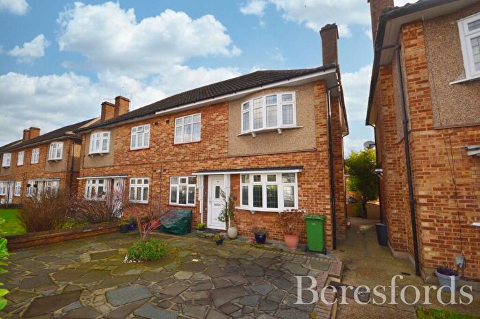 2 Bedroom Maisonette For Sale In Station Road, Gidea Park, RM2