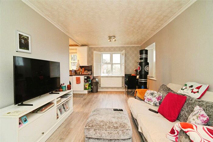 2 Bedroom Flat For Sale In Sheader Drive, Salford, Lancashire, M5