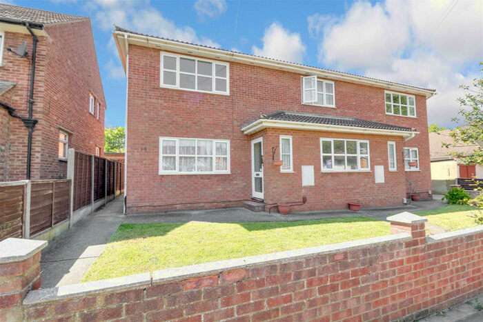 2 Bedroom Apartment To Rent In Queen Annes Drive, Westcliff-on-sea, SS0