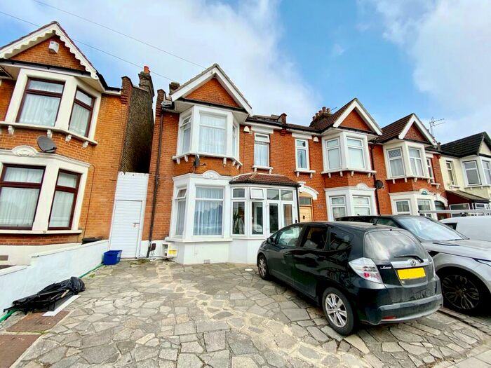 4 Bedroom House To Rent In Perth Road, Gants Hill, IG2