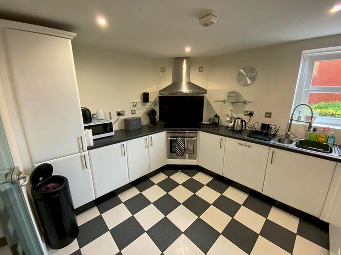 2 Bedroom Flat To Rent In Caswell Bay Court, Caswell, SA3