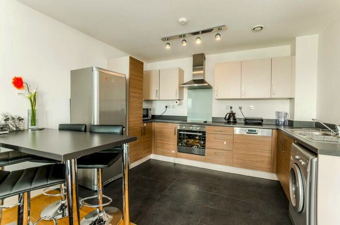 2 Bedroom Flat To Rent In Katherine Close, Manor House, London, N4