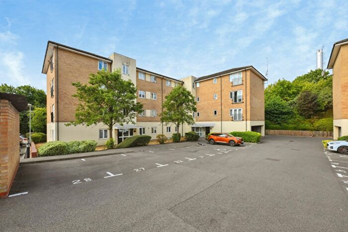 2 Bedroom Flat For Sale In Waterfall Close, Hoddesdon, EN11