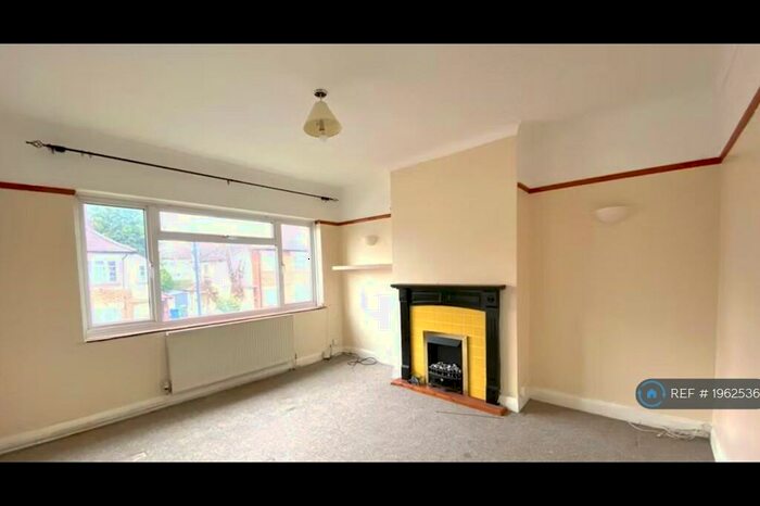 2 Bedroom Maisonette To Rent In Alexandra Close, Harrow, HA2