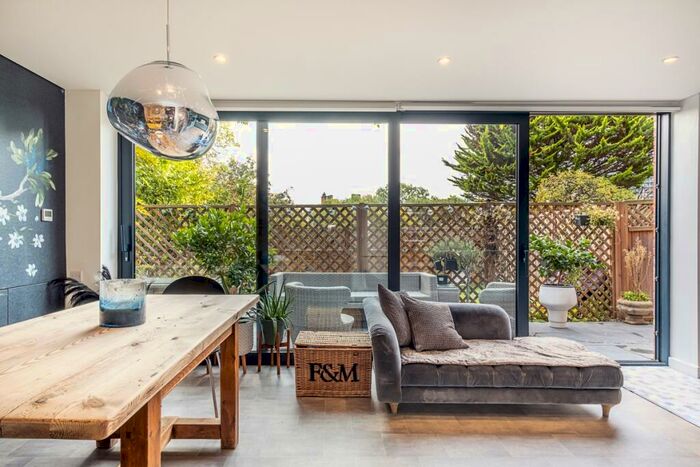 3 Bedroom Flat To Rent In Nassington Road London, NW3