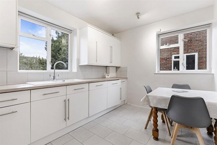 3 Bedroom Flat To Rent In Chestnut Road, Raynes Park, SW20