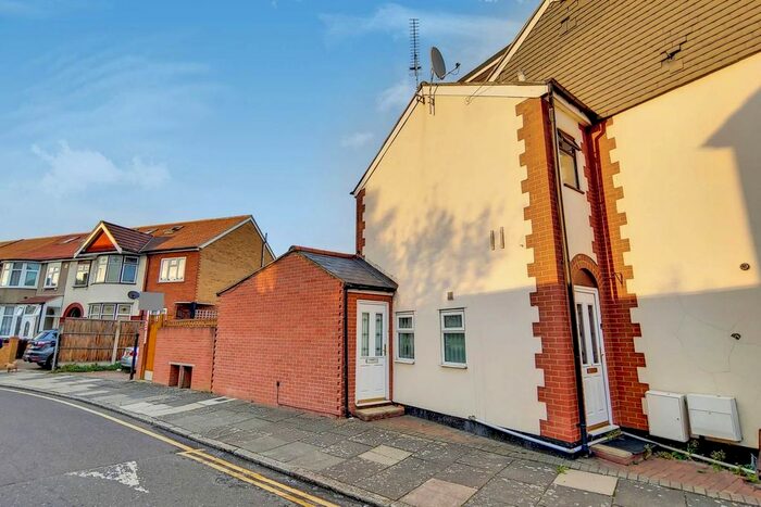 1 Bedroom Maisonette To Rent In Salisbury Avenue, Barking, IG11